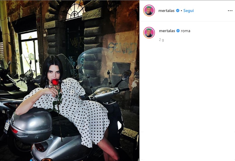 Kendall Jenner è a Roma: la FOTO con l'abito a pois e la rosa tra le mani1