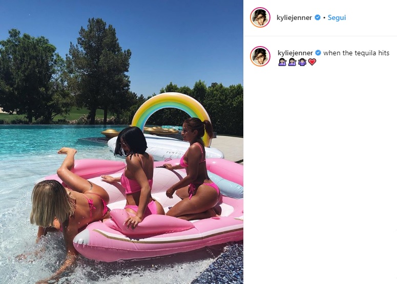 Kylie Jenner con le amiche in bikini fucsia1