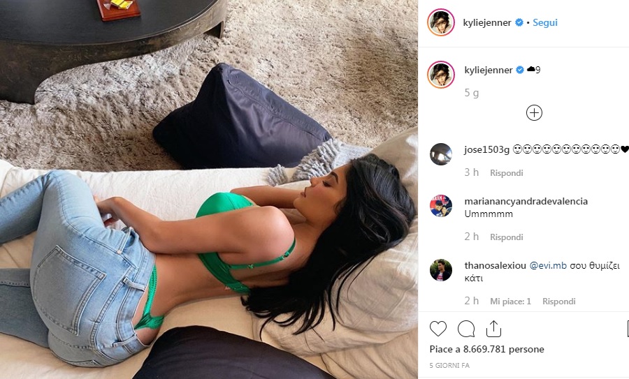 Kylie Jenner dorme sul divano