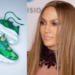 Jennifer Lopez sneakers Versace come jungle dress Grammy 2000