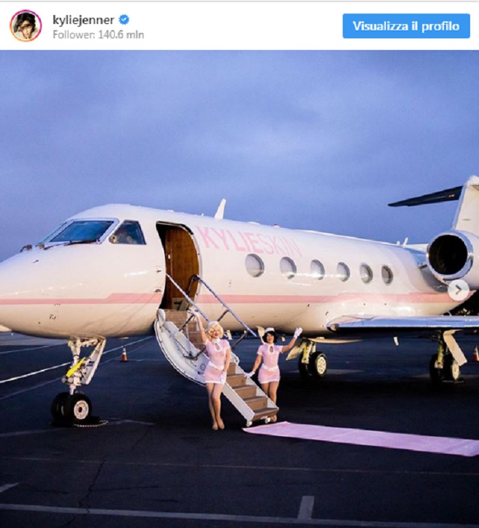 Kylie Jenner, vacanza con le amiche in jet privato personalizzato5