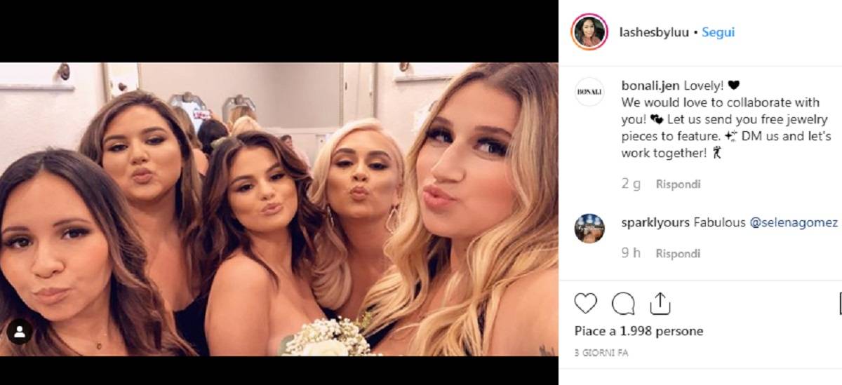 Selena Gomez e le damigelle foto boccuccia