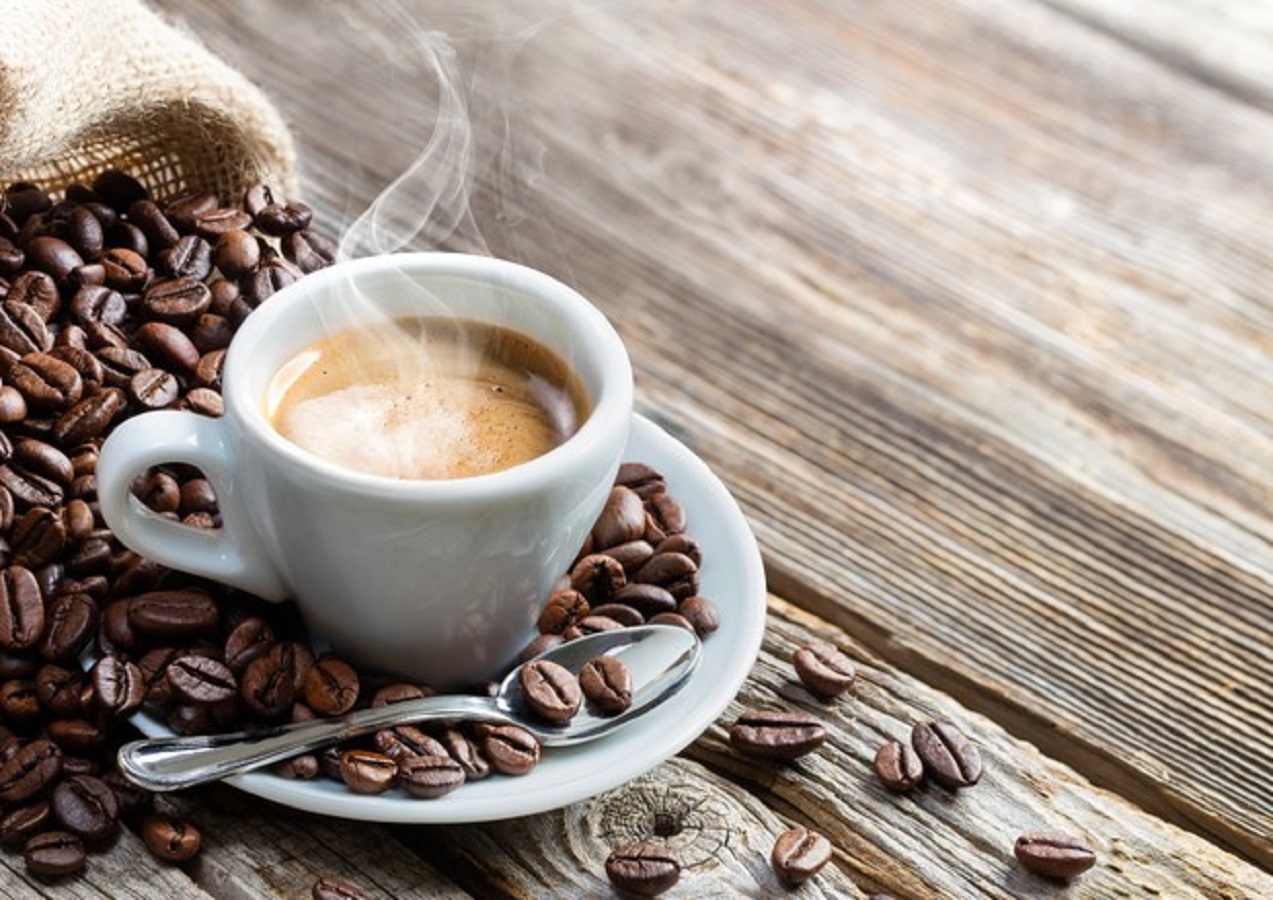 Caffè a stomaco vuoto: fa bene o male?