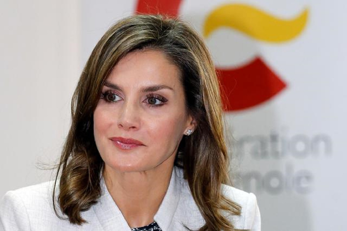 Letizia Ortiz aiuta una donna che stava inciampando