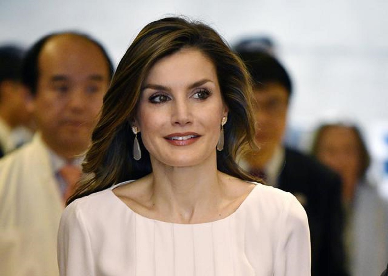 Letizia Ortiz, il cappotto bianco della regina firmato Varela