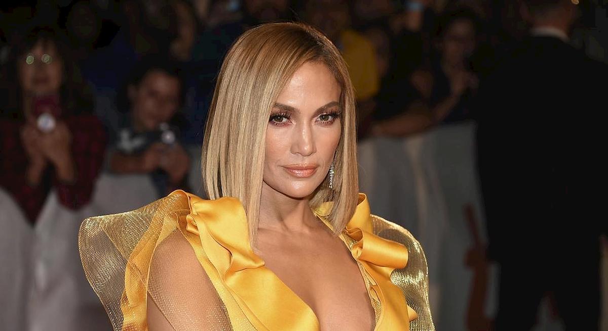 Capelli crespi, il siero anti umidità che usa Jennifer Lopez