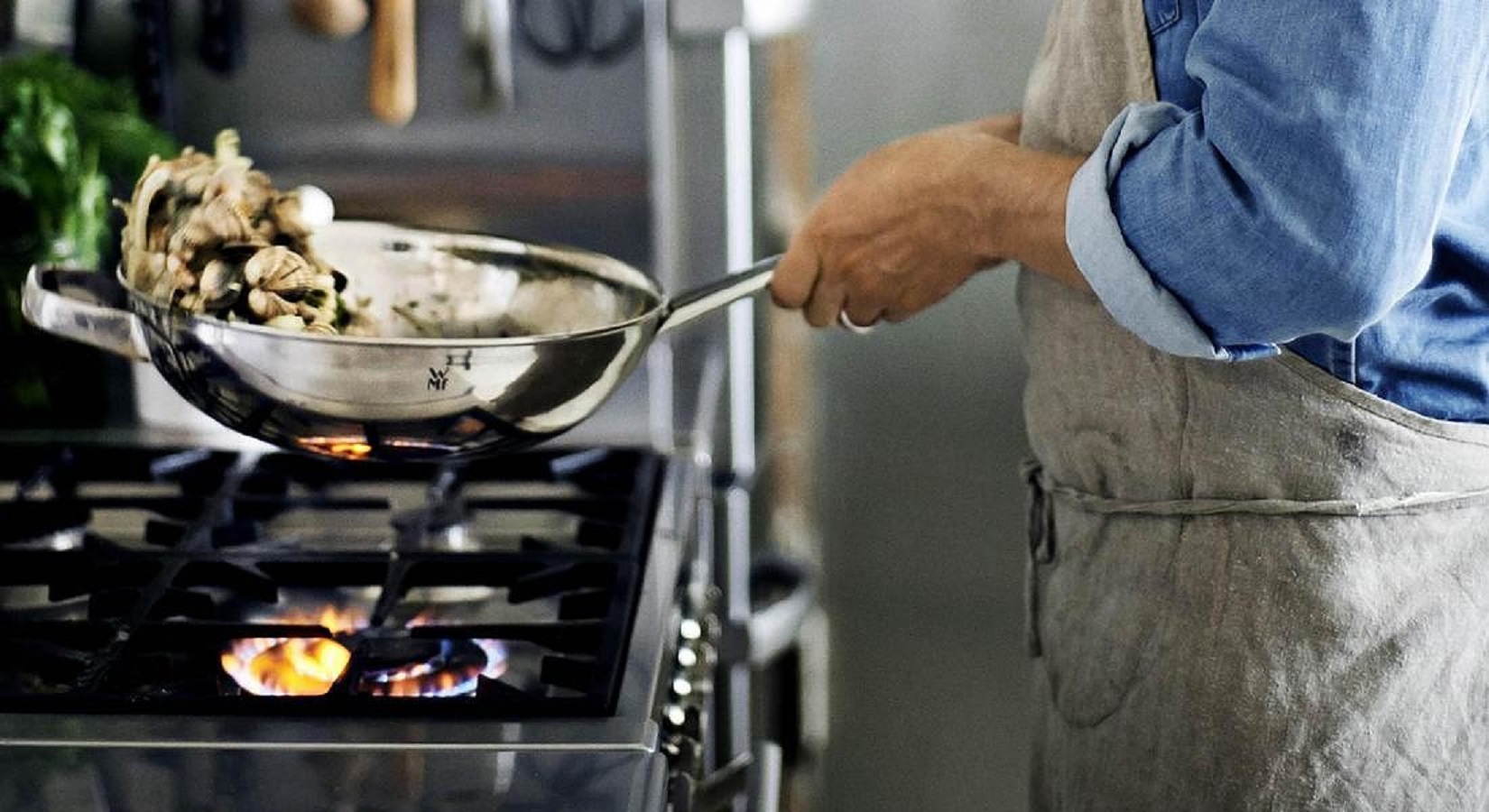 Mestoli e cucchiai di plastica in cucina: possibili rischi per la salute