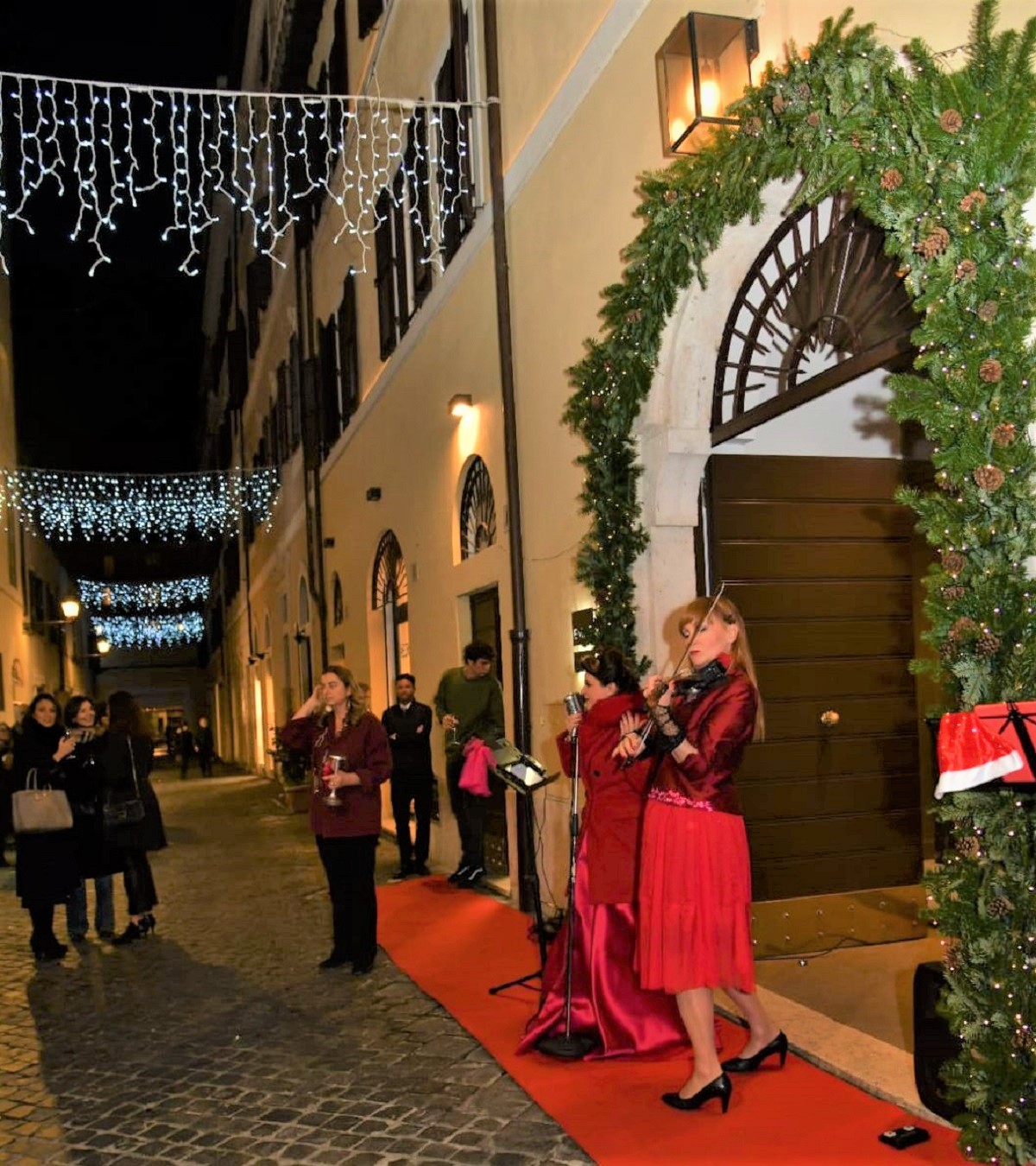 Natale a Roma: via Margutta ha acceso le tradizionali luci con un Christmas Party