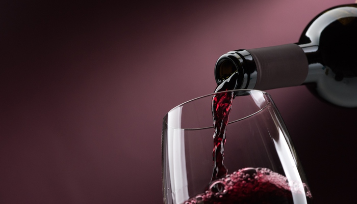 Cancro e alcol, con un bicchiere di vino al giorno +5% rischio