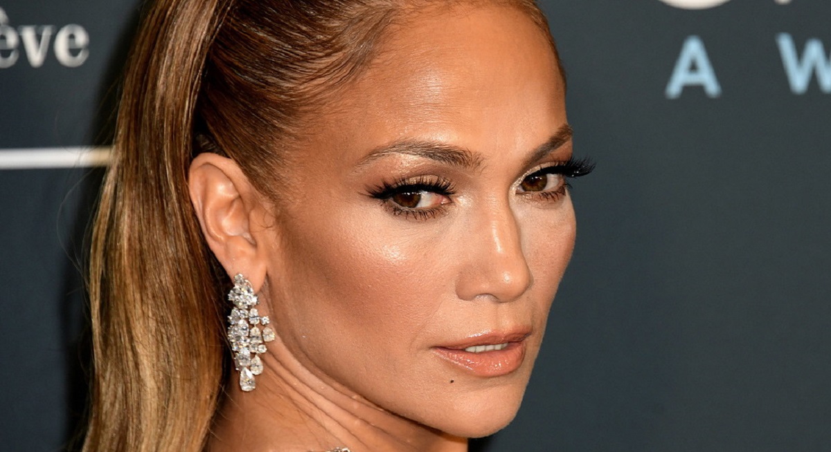 Il metodo di Jennifer Lopez per coprire i capelli bianchi