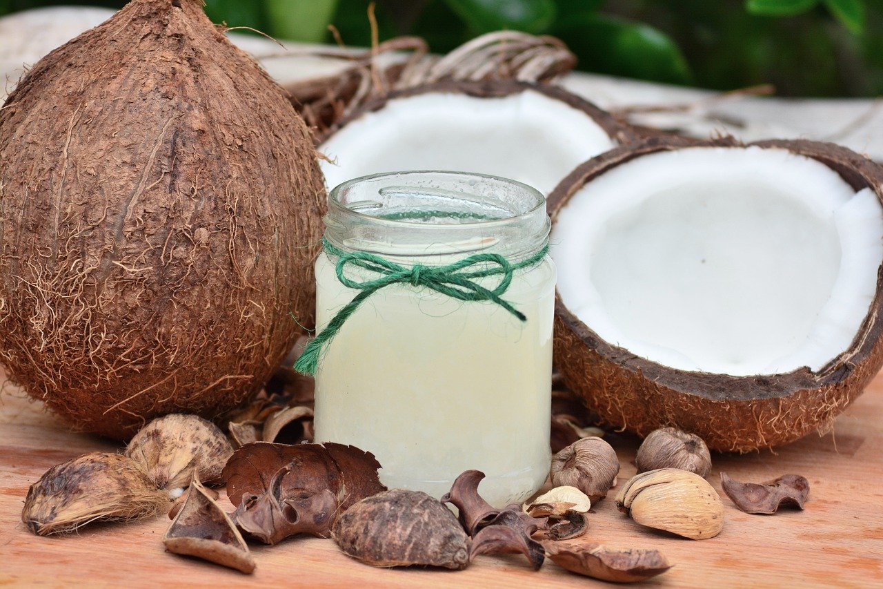 Olio di cocco, 3 maschere per capelli fai da te da provare