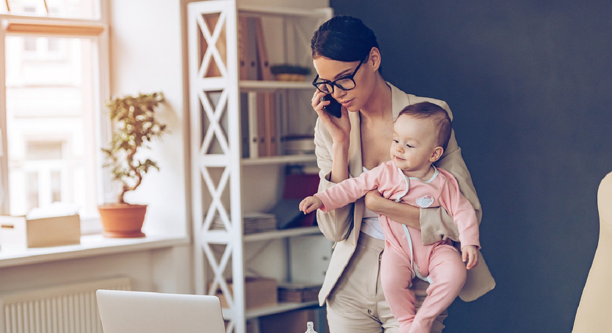 donna e mamma a lavoro in smartworking