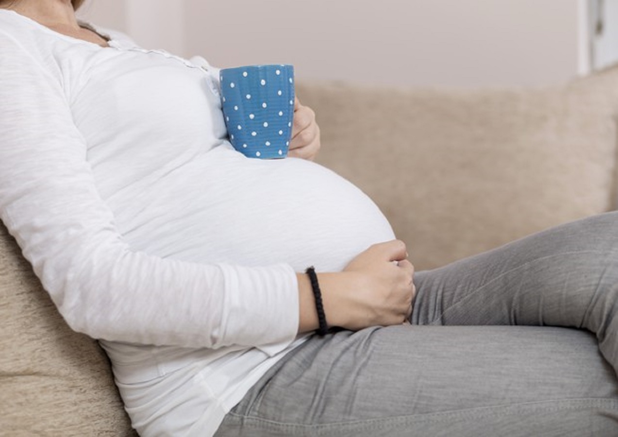Caffè in gravidanza, anche basse dosi aumentano rischio aborto: la ricerca