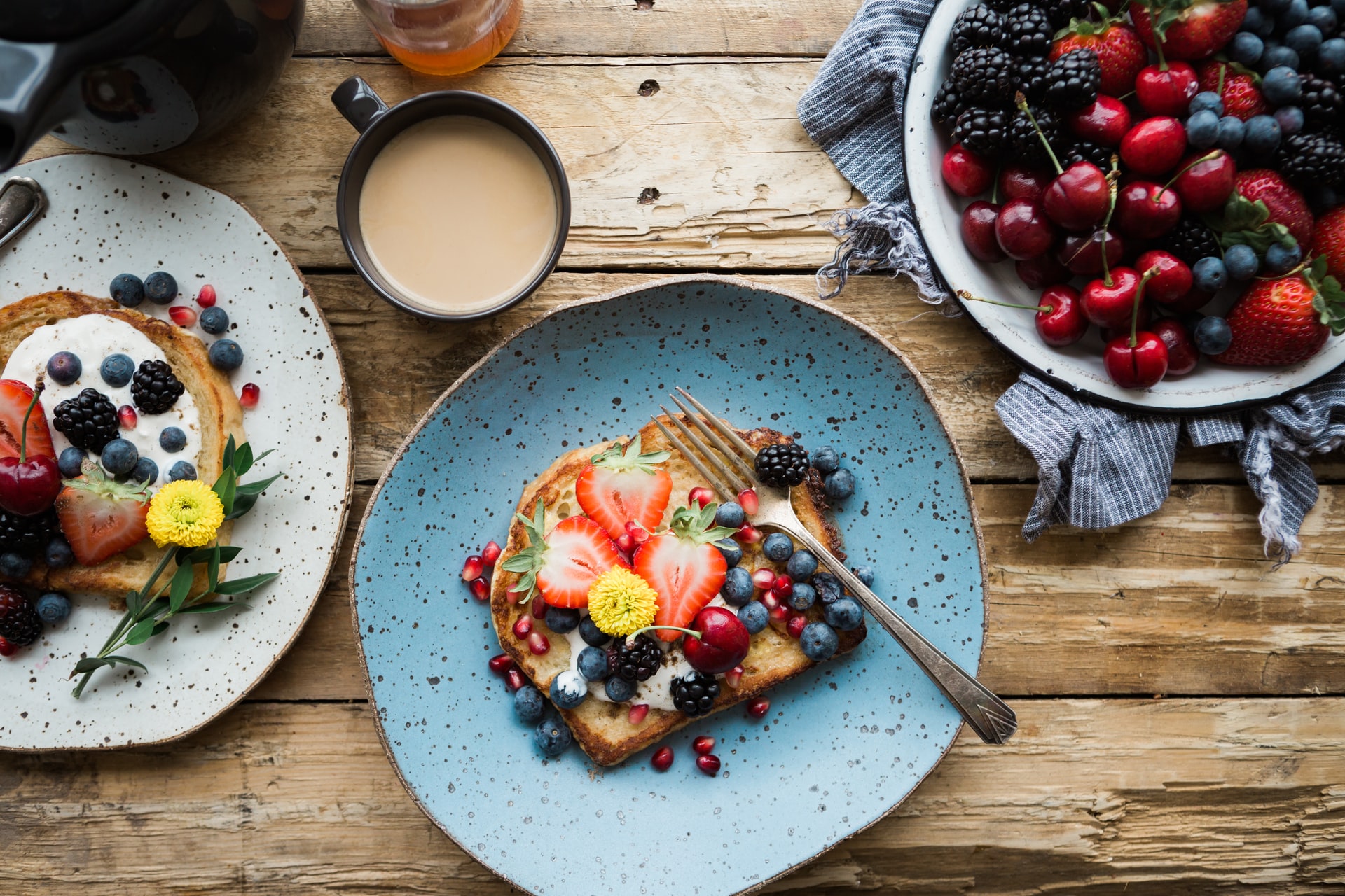 tavola con la colazione