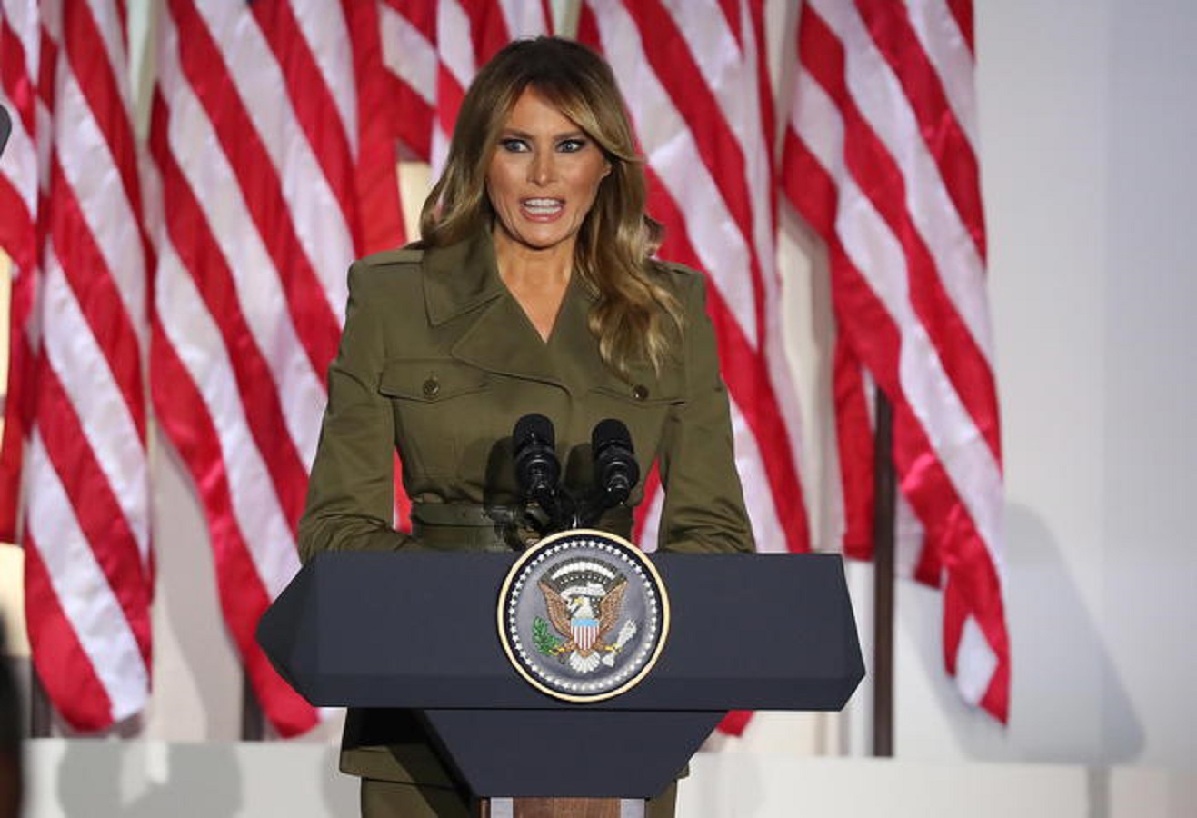 Melania Trump, il look militare non convince: sui social scatta l'ironia