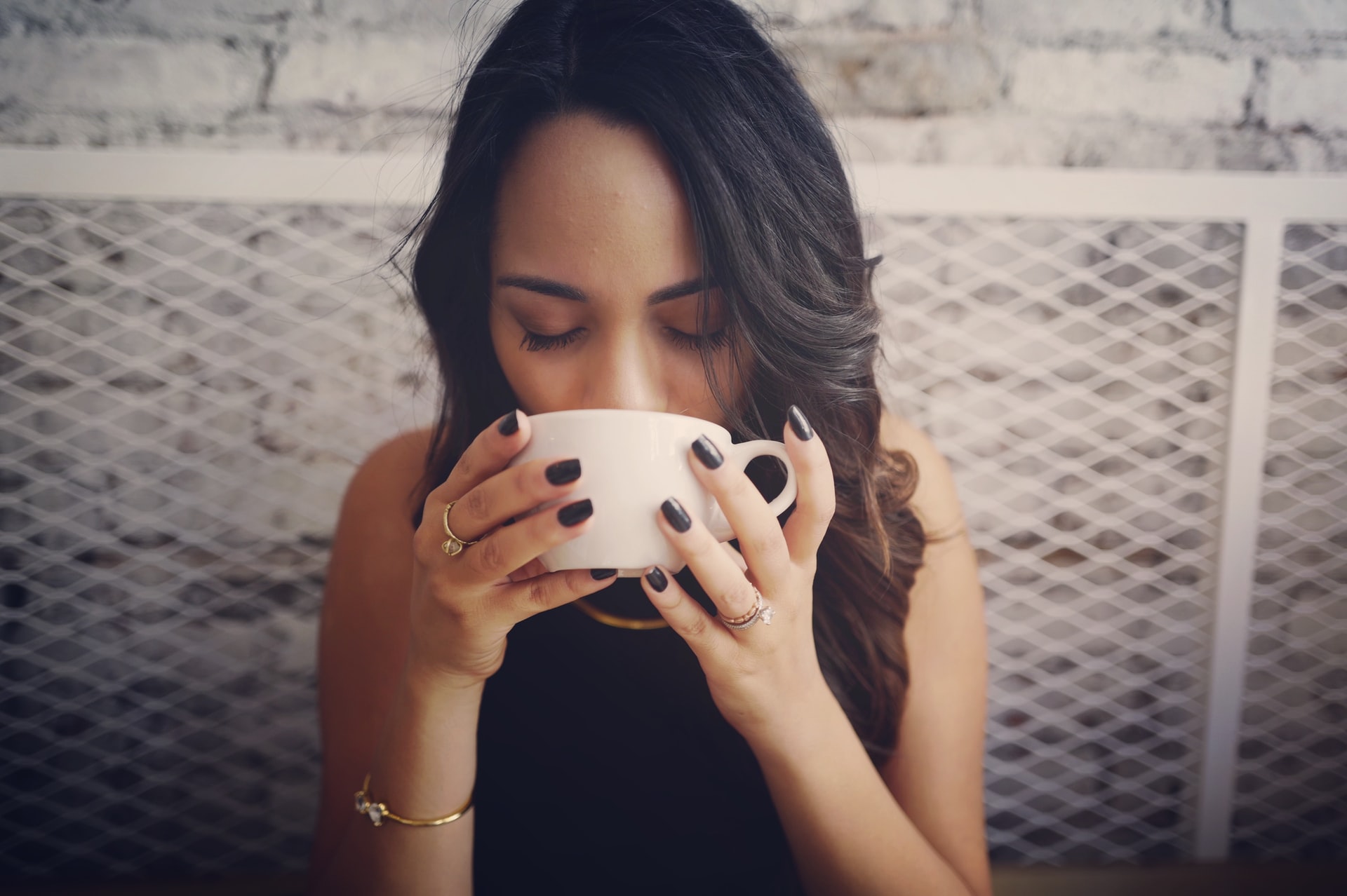 ragazza beve il té