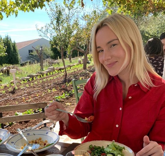 Thea Crudi, la cantante olistica che usa il suono come forma di meditazione