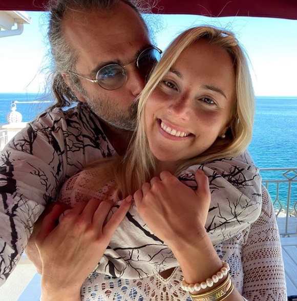 Thea Crudi, la cantante olistica che usa il suono come forma di meditazione