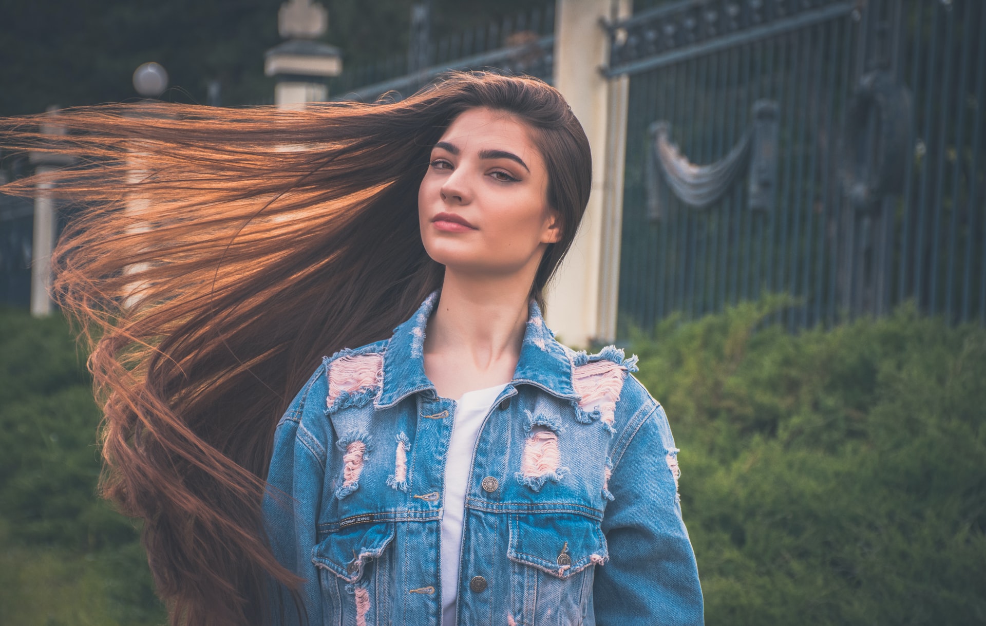 ragazza con capelli lunghi