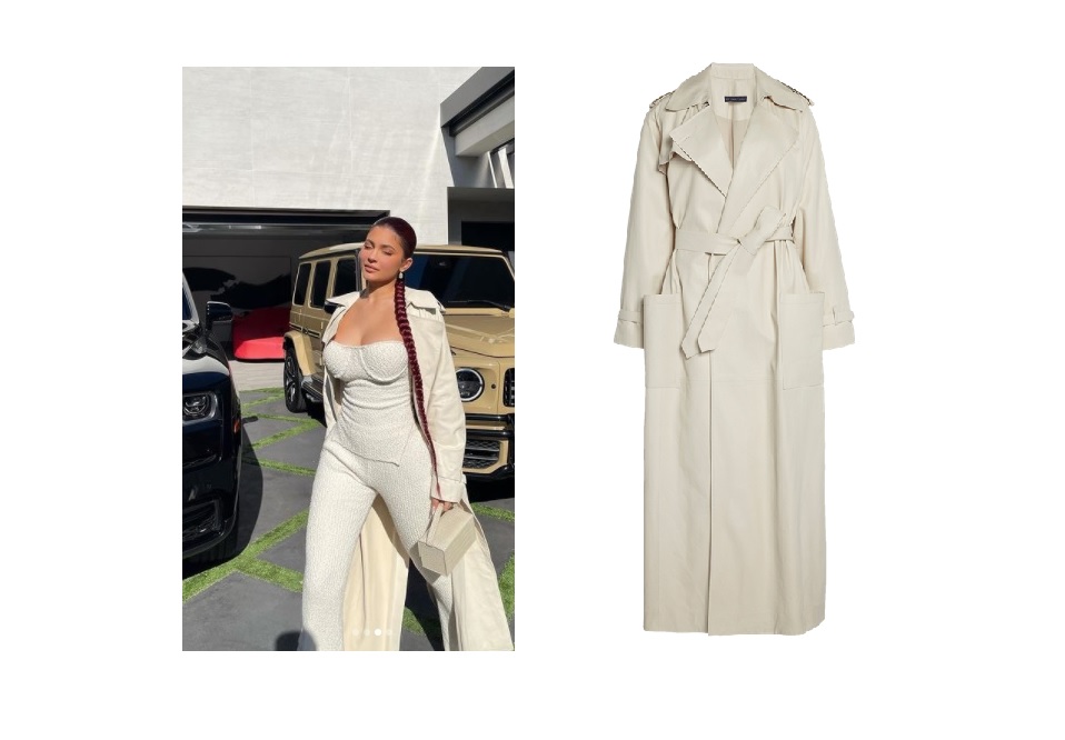 Kylie Jenner indossa il trench Zeynep Arcay da 3450 dollari