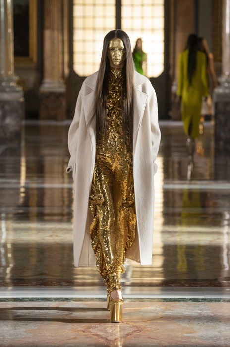 Valentino, tacchi vertiginosi anni '70 tornano protagonisti in passerella