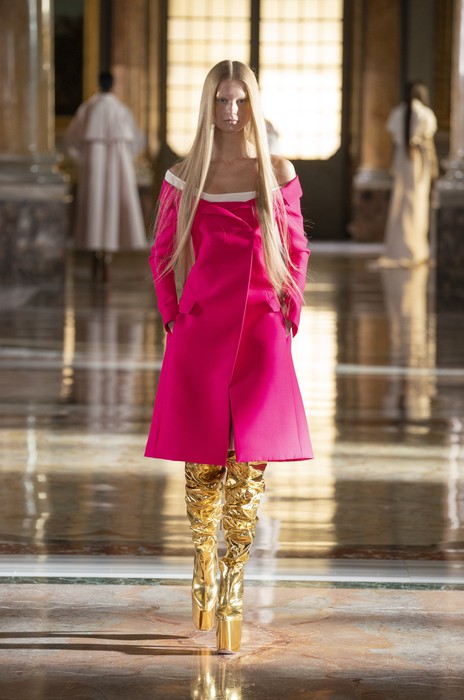 Valentino, tacchi vertiginosi anni '70 tornano protagonisti in passerella