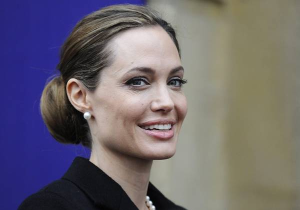 Angelina Jolie con il kaftano vintage firmato Brunello Cucinelli