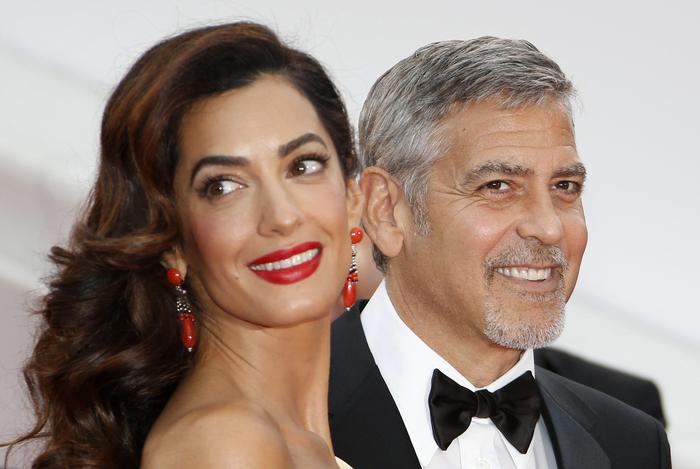 Amal Clooney usa questo blush stick da 40 euro