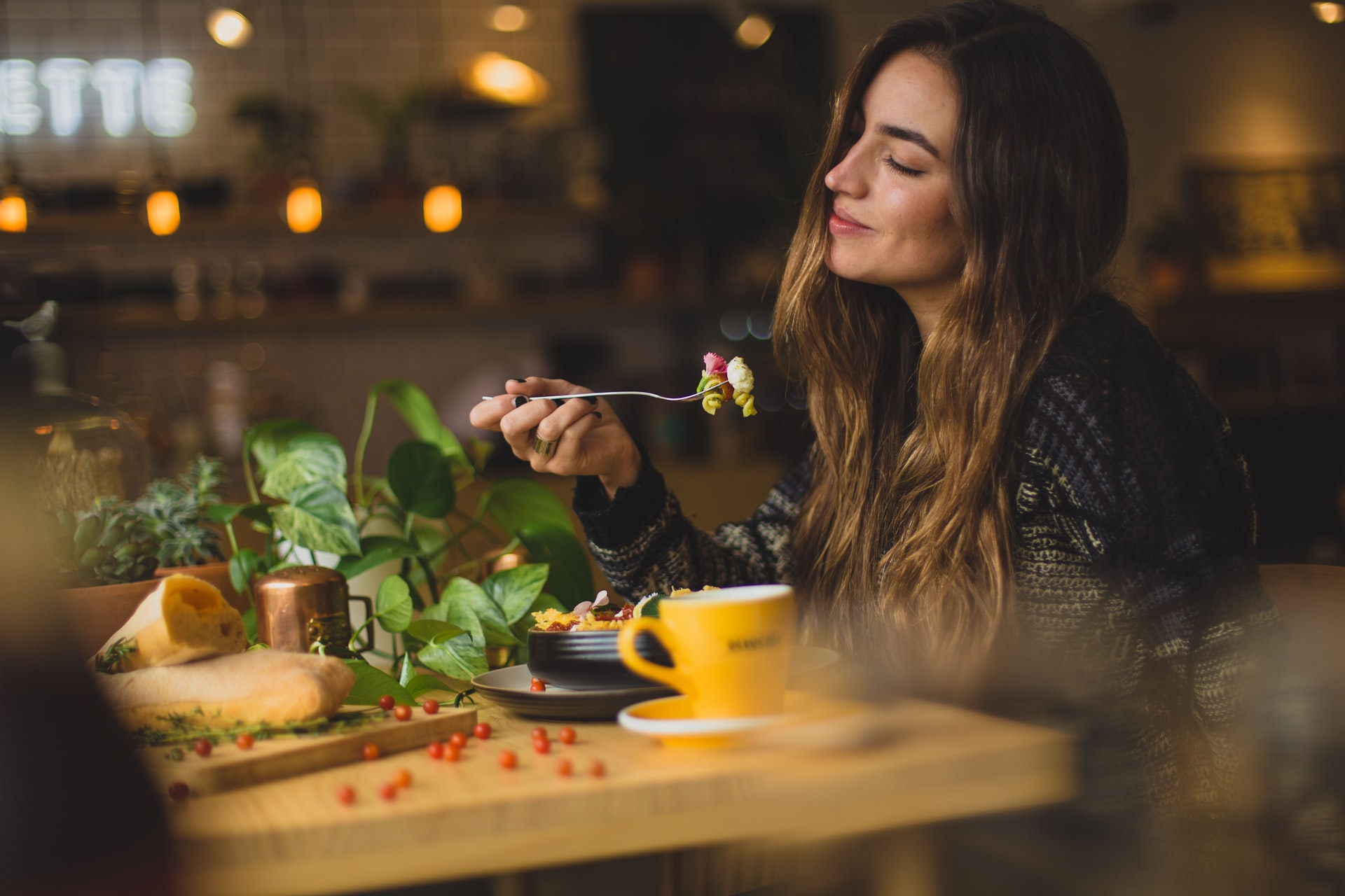 ragazza che mangia