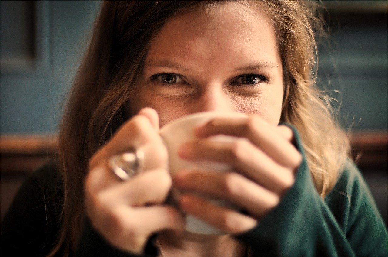 ragazza beve un tè