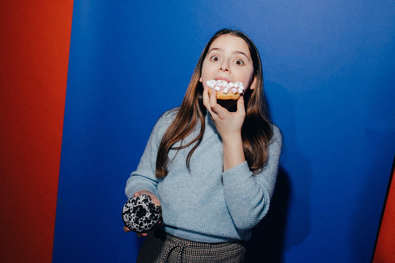 ragazza mangia donuts