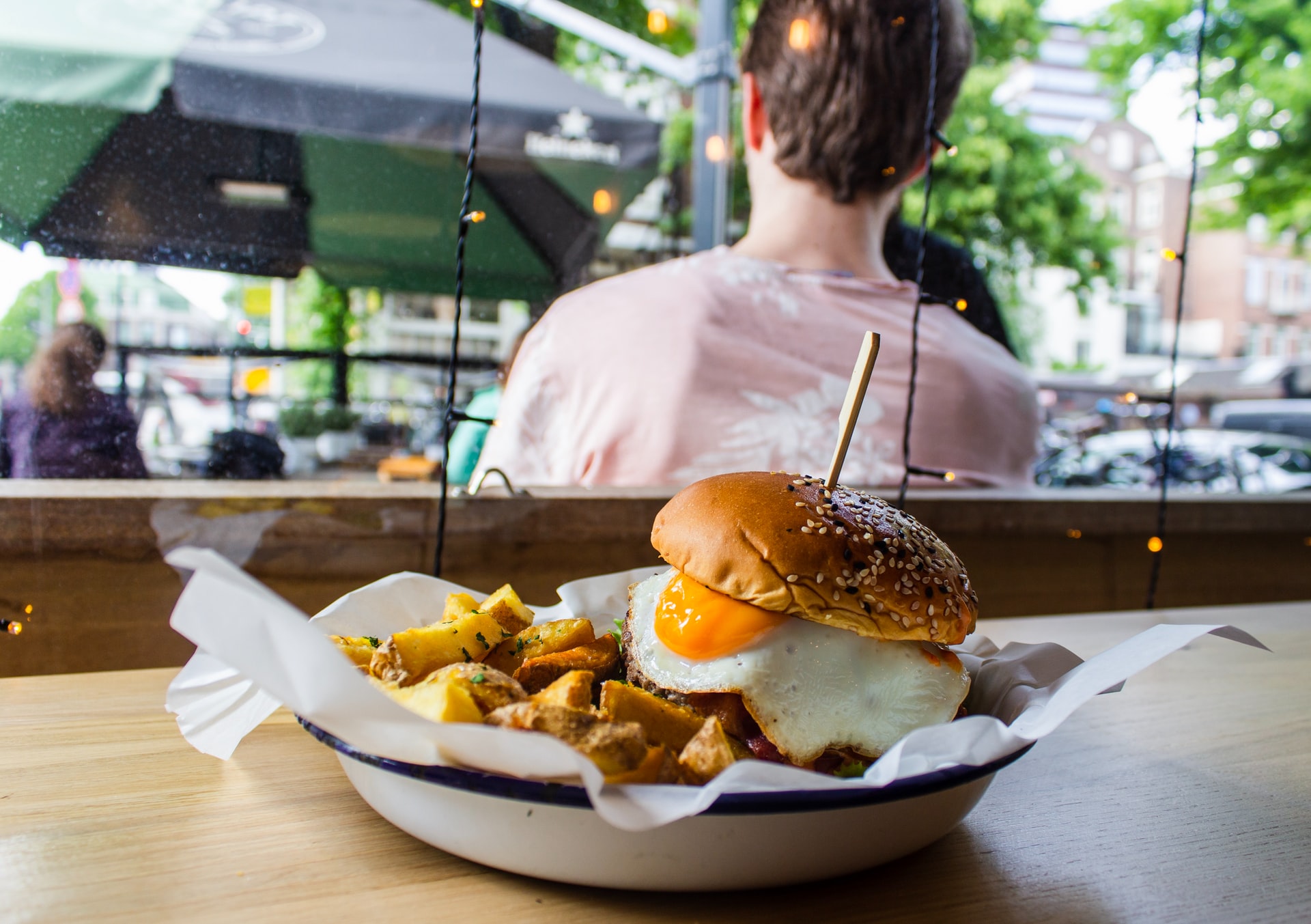 un panino con hamburger e uovo