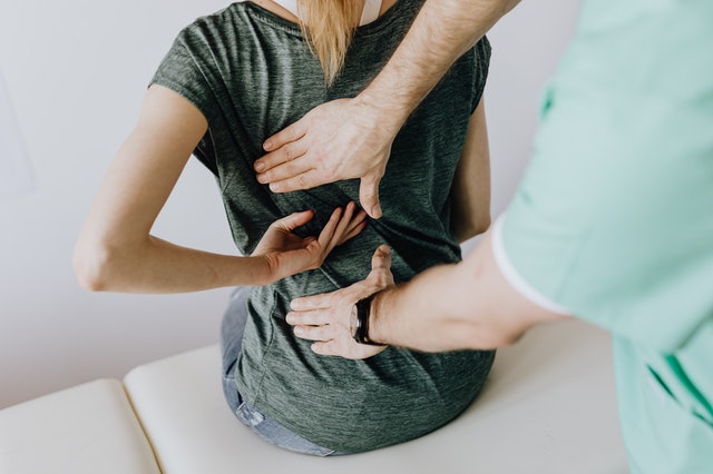 ragazza dall'osteopata