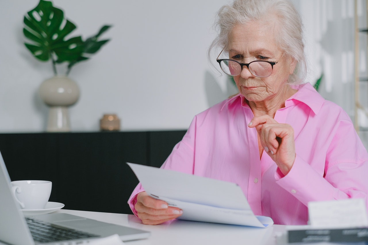 una donna intenta a leggere un documento