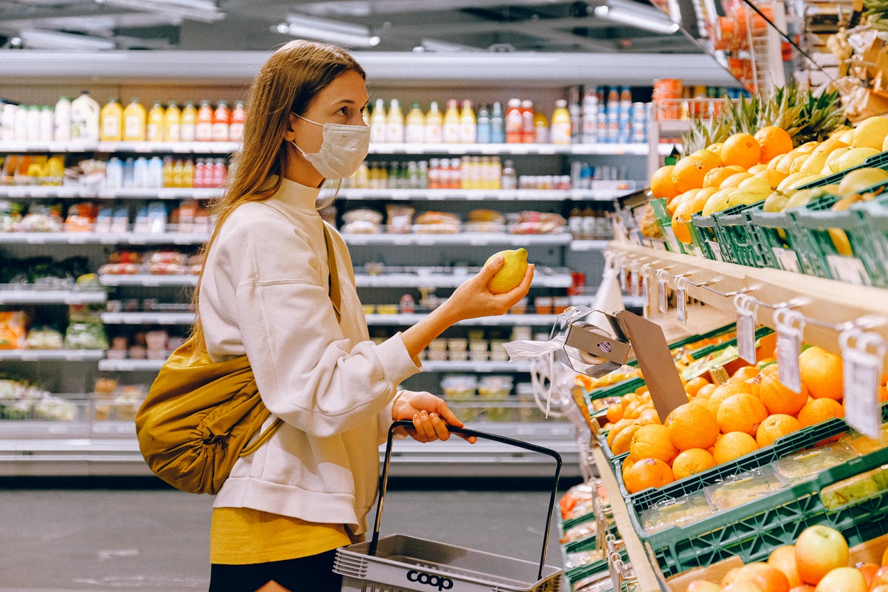 una ragazza fa la spesa al supermercato