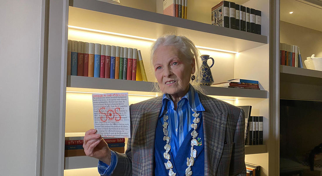 Vivienne Westwood con una lettera SOS