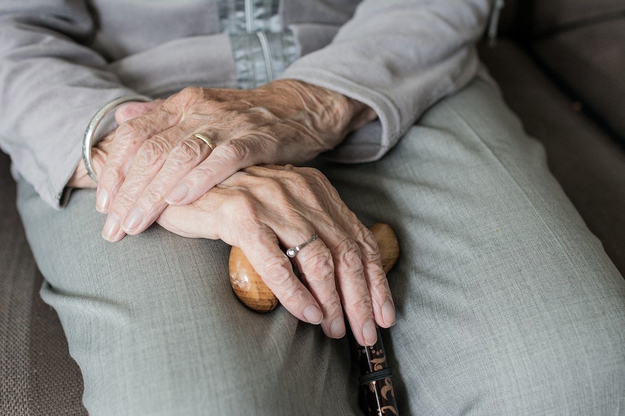 Mangiare da sole non fa bene al cuore delle donne anziane: lo studio
