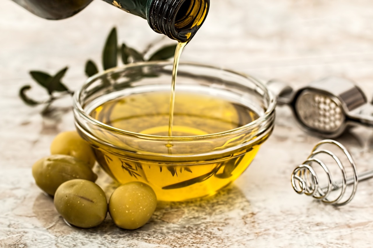 Tutti i benefici dell'olio d'oliva per la salute. E' il re della tavola