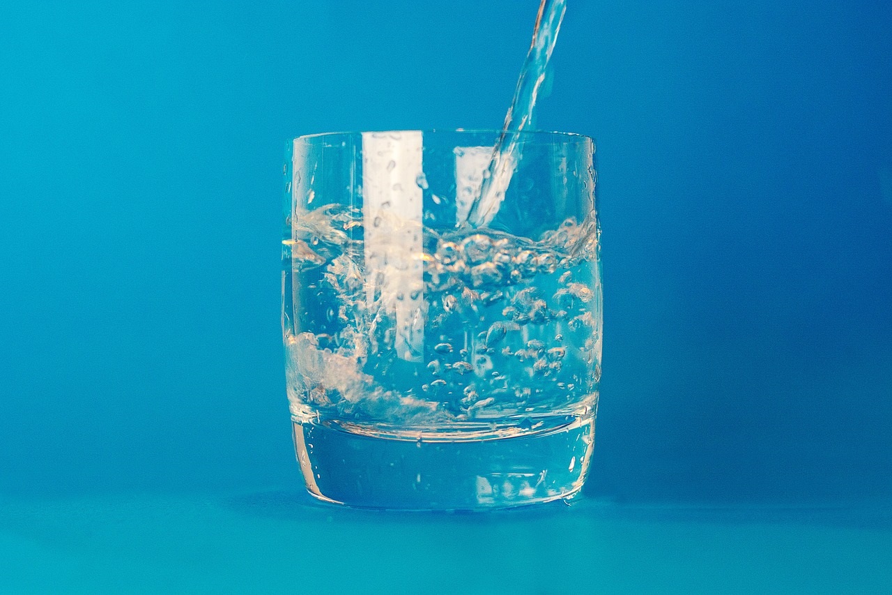 Idratarsi correttamente aiuta il buon umore. acqua alleata del benessere