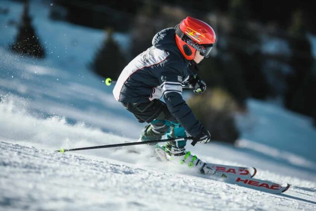 Sci e bambini: quando possono iniziare a sciare e i consigli per farlo in sicurezza