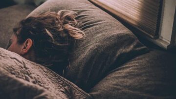 Dormire davanti alla tv non fa riposare bene: il cervello resta in allerta