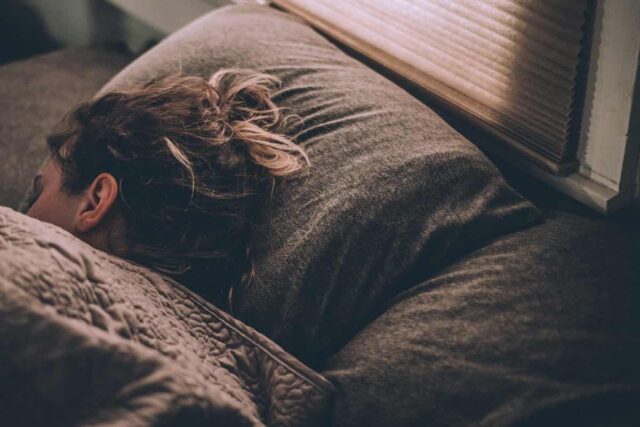 Dormire davanti alla tv non fa riposare bene: il cervello resta in allerta