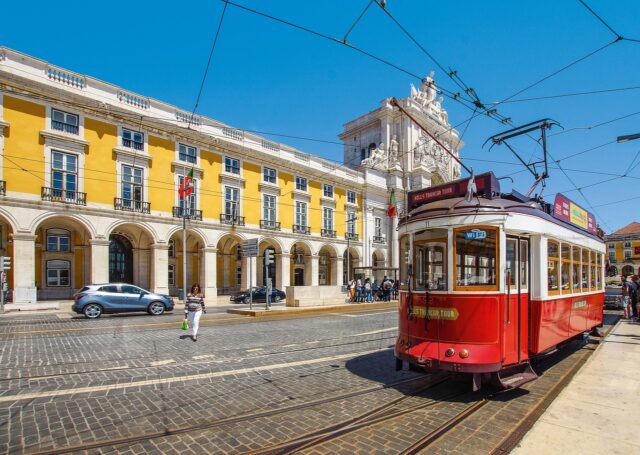 A Lisbona non è mai lunedì, 9 racconti d'autore per conoscere la capitale portoghese