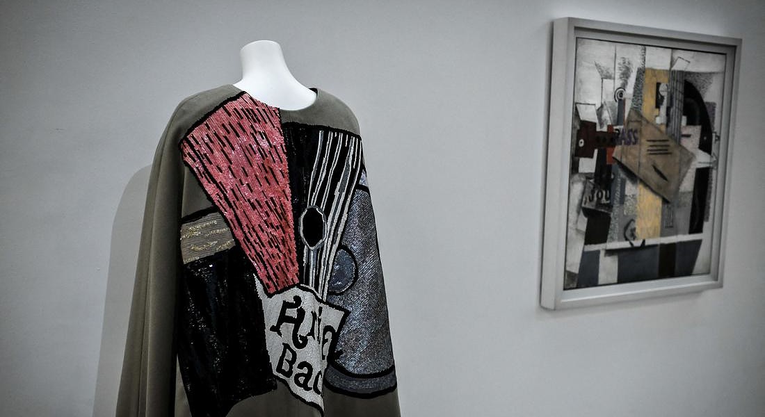 Yves Saint Laurent e l'arte: i suoi abiti in 6 musei di Parigi accanto ai capolavori