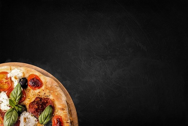 Il cibo salato è associato alla felicità, mangiare una pizza rigenera