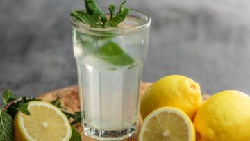 Acqua aromatizzata limone e menta: la ricetta per la bevanda più fresca dell'estate