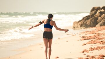 Camminate al mare e montagna: i movimenti che fanno bene (e male) a gambe, caviglie e ginocchia