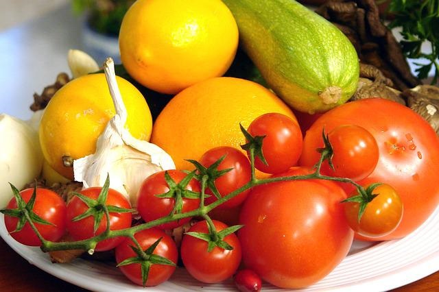 Mangiare 5 pezzi di frutta e verdura al giorno fa bene quanto fare 4.000 passi
