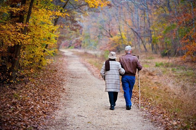 Camminare 10 minuti al giorno da anziani un toccasana per la salute