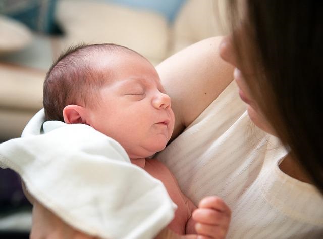 I neonati maschi balbettano più delle femmine nel primo anno di vita